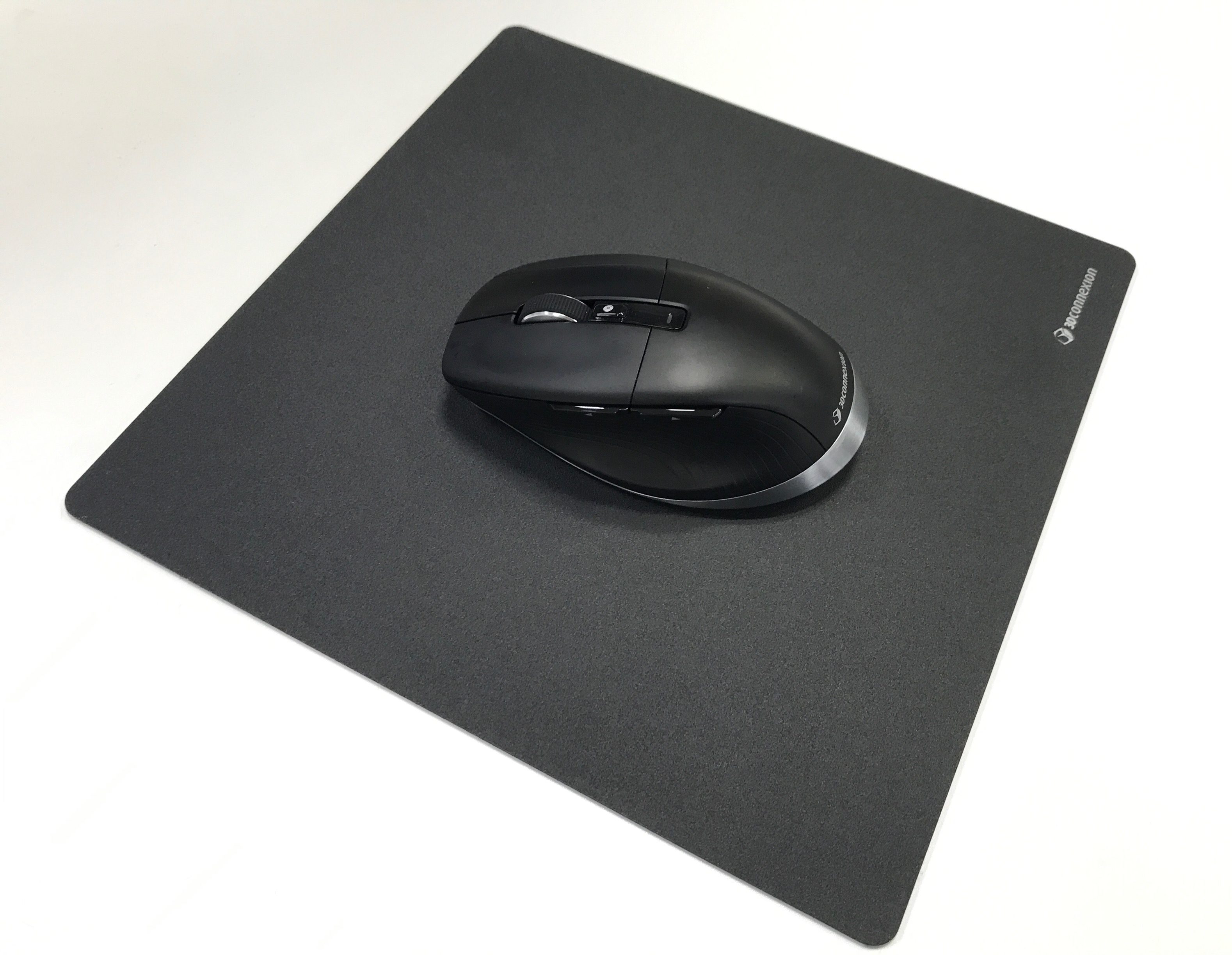 3D Connextion CadMouse Pro Wireless本体とマウスパッド